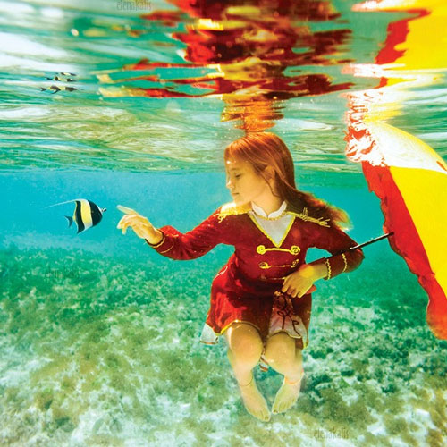 Elena-Kalis-sea-water-fish-touch-girl