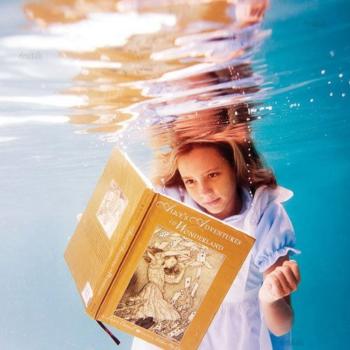 surreal-underwater-photography-alice-reading-alice-wonderland-book