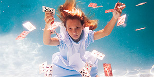 surreal-underwater-photos-of-women-inspired-by-alice-in-wonderland---thumb surreal-underwater-photos-of-women-inspired-by-alice-in-wonderland---thumb