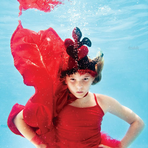 underwater-alice-wonderland-red-queen-photo