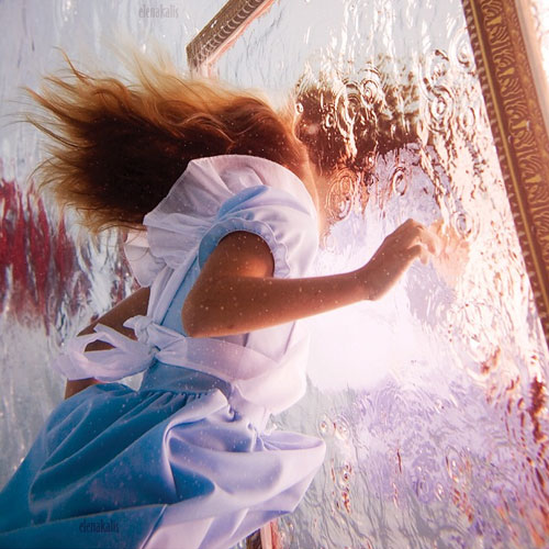 underwater-photography-golden-frame-woman